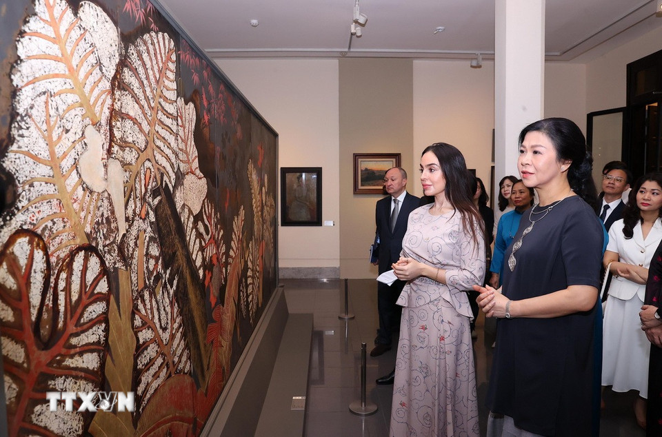 Phu nhân Ngô Phương Ly và bà Leyla Aliyeva, Phó Chủ tịch Quỹ Heydar Aliyev tham quan tại Bảo tàng Mỹ thuật Việt Nam. (Ảnh: Văn Điệp/TTXVN)