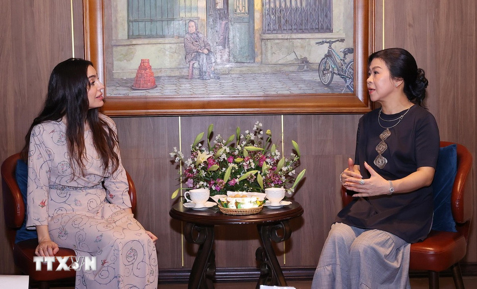 Phu nhân Ngô Phương Ly và bà Leyla Aliyeva, Phó Chủ tịch Quỹ Heydar Aliyev tham quan tại Bảo tàng Mỹ thuật Việt Nam. (Ảnh: Văn Điệp/TTXVN)