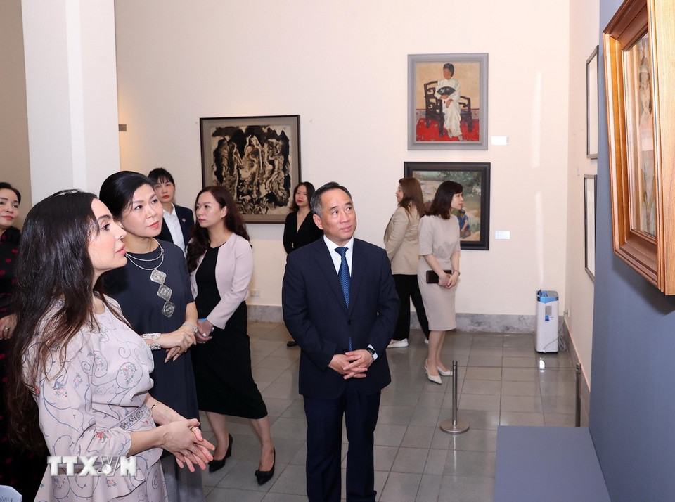 Phu nhân Ngô Phương Ly và bà Leyla Aliyeva, Phó Chủ tịch Quỹ Heydar Aliyev tham quan tại Bảo tàng Mỹ thuật Việt Nam. (Ảnh: Văn Điệp/TTXVN)