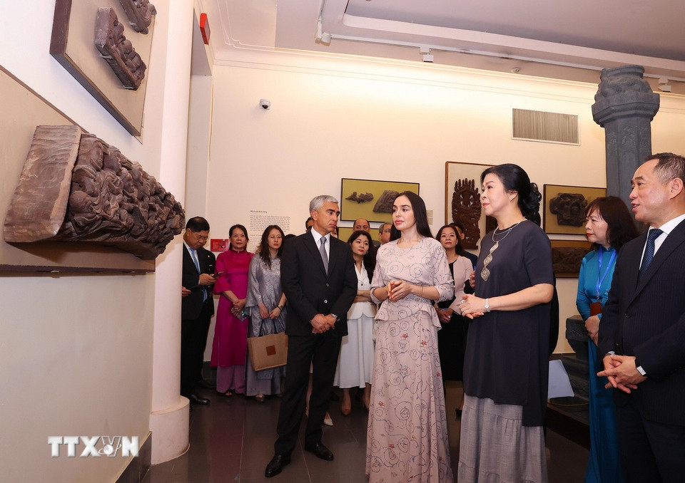 Phu nhân Ngô Phương Ly và bà Leyla Aliyeva, Phó Chủ tịch Quỹ Heydar Aliyev tham quan tại Bảo tàng Mỹ thuật Việt Nam. (Ảnh: Văn Điệp/TTXVN)