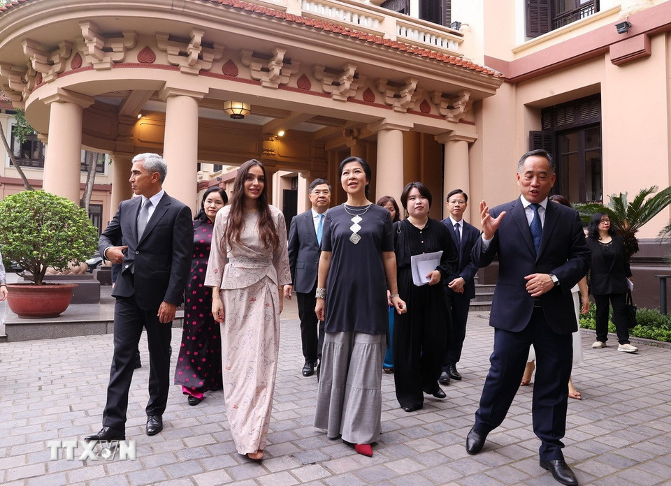 Phu nhân Ngô Phương Ly và bà Leyla Aliyeva, Phó Chủ tịch Quỹ Heydar Aliyev tham quan tại Bảo tàng Mỹ thuật Việt Nam. (Ảnh: Văn Điệp/TTXVN)