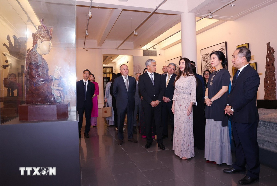 Phu nhân Ngô Phương Ly và bà Leyla Aliyeva, Phó Chủ tịch Quỹ Heydar Aliyev tham quan tại Bảo tàng Mỹ thuật Việt Nam. (Ảnh: Văn Điệp/TTXVN)