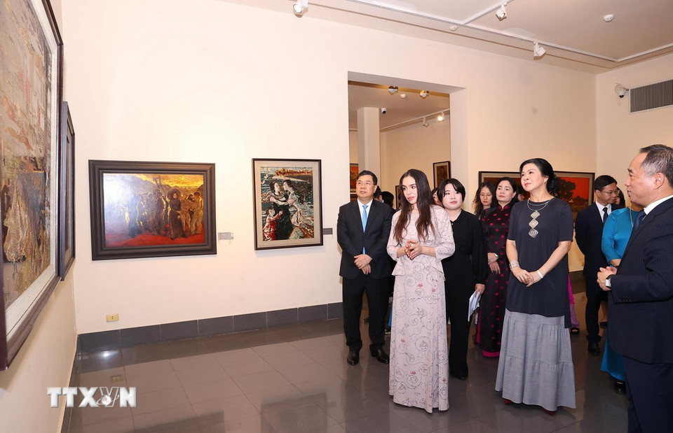 Phu nhân Ngô Phương Ly và bà Leyla Aliyeva, Phó Chủ tịch Quỹ Heydar Aliyev tham quan tại Bảo tàng Mỹ thuật Việt Nam. (Ảnh: Văn Điệp/TTXVN)