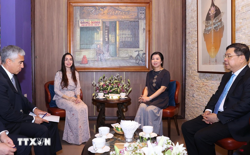 Phu nhân Ngô Phương Ly và bà Leyla Aliyeva, Phó Chủ tịch Quỹ Heydar Aliyev tham quan tại Bảo tàng Mỹ thuật Việt Nam. (Ảnh: Văn Điệp/TTXVN)