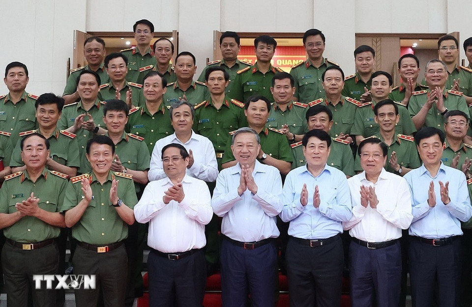 Tổng Bí thư Tô Lâm, Chủ tịch nước Lương Cường, Thủ tướng Phạm Minh Chính và các đại biểu. (Ảnh: Thống Nhất/TTXVN)