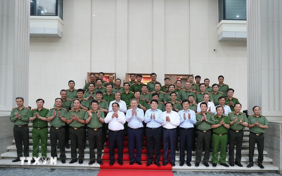 Tổng Bí thư Tô Lâm, Chủ tịch nước Lương Cường, Thủ tướng Phạm Minh Chính và các đại biểu. (Ảnh: Thống Nhất/TTXVN)