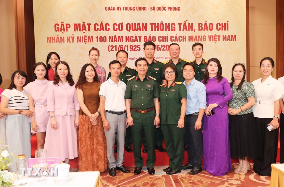 Đại tướng Phan Văn Giang, Ủy viên Bộ Chính trị, Phó Bí thư Quân ủy Trung ương, Bộ trưởng Bộ Quốc phòng và các phóng viên theo dõi, tuyên truyền mảng Quốc phòng-an ninh. (Ảnh: Trọng Đức/TTXVN)