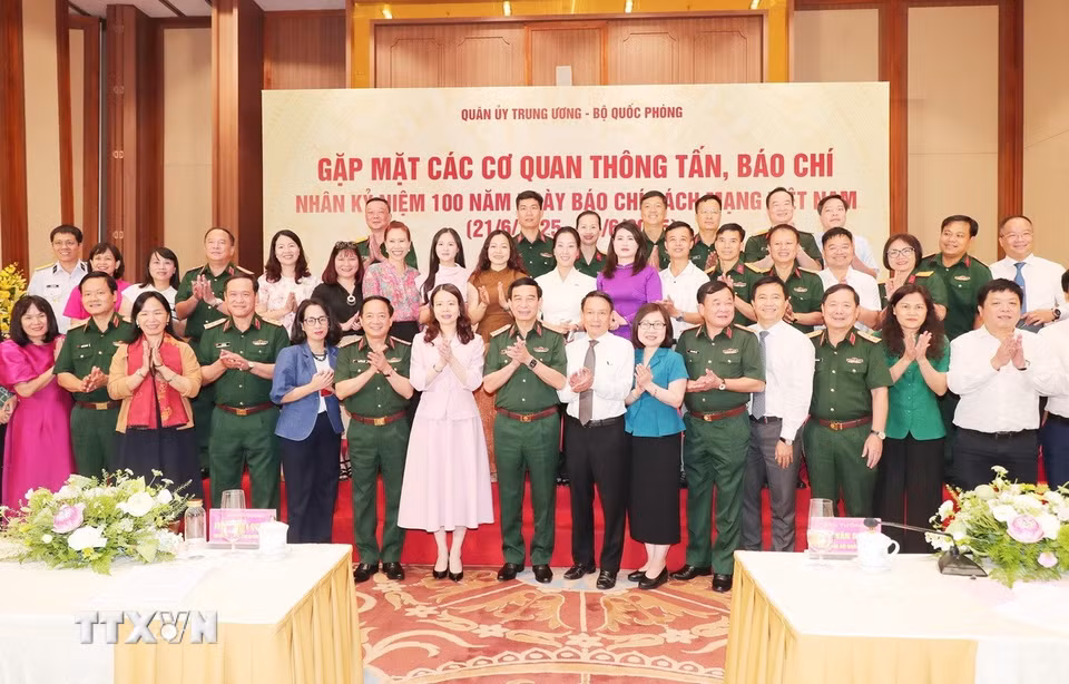 Đại tướng Phan Văn Giang, Ủy viên Bộ Chính trị, Phó Bí thư Quân ủy Trung ương, Bộ trưởng Bộ Quốc phòng, cùng lãnh đạo các cơ quan Thông tấn, báo chí và các phóng viên theo dõi, tuyên truyền mảng Quốc phòng-an ninh. (Ảnh: Trọng Đức/TTXVN)