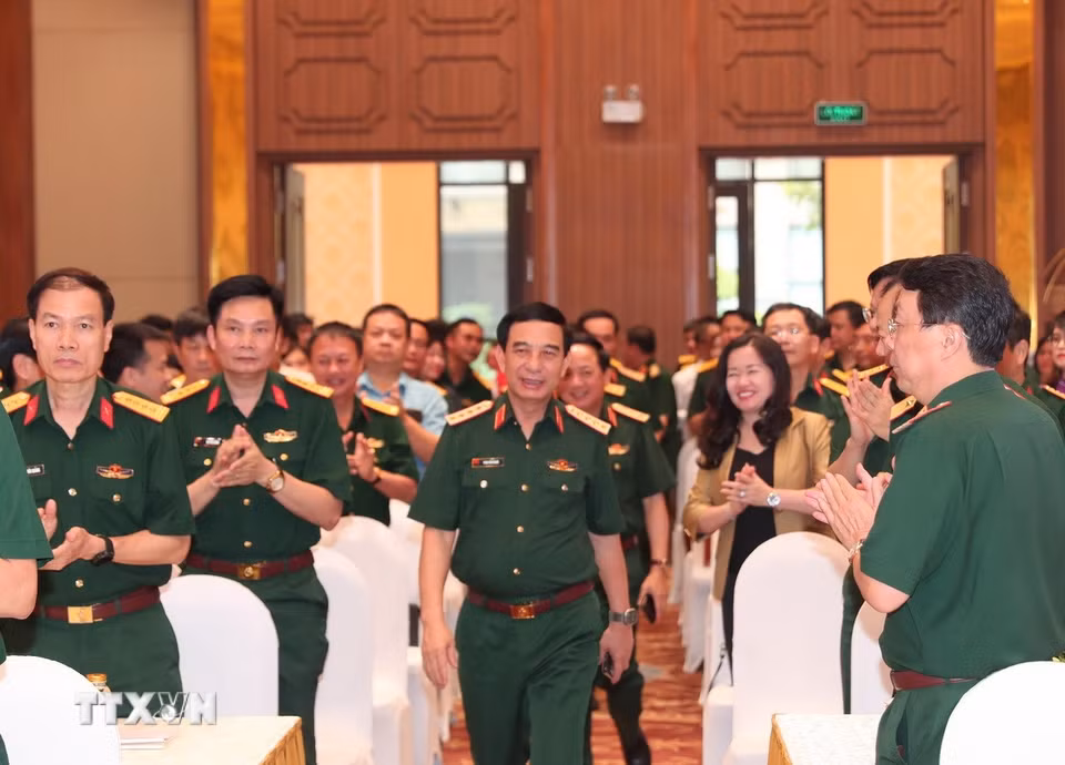 Chiều 19/6, tại Hà Nội, Quân ủy Trung ương-Bộ Quốc phòng tổ chức gặp mặt báo chí nhân kỷ niệm 100 năm Ngày Báo chí Cách mạng Việt Nam. Đại tướng Phan Văn Giang, Ủy viên Bộ Chính trị, Phó Bí thư Quân ủy Trung ương, Bộ trưởng Bộ Quốc phòng; Thượng tướng Trịnh Văn Quyết, Bí thư Trung ương Đảng, Chủ nhiệm Tổng cục Chính trị Quân đội Nhân dân Việt Nam cùng các đồng chí lãnh đạo Bộ Quốc phòng, lãnh đạo các Bộ, Ban ngành, các cơ quan Thông tấn, báo chí đến dự. (Ảnh: Trọng Đức/TTXVN)