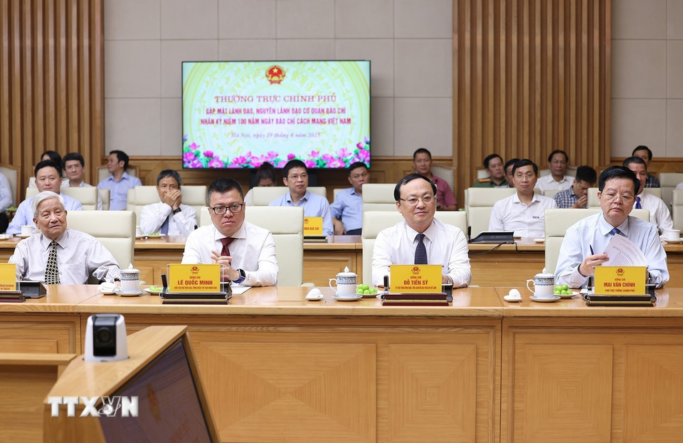 Lãnh đạo, nguyên lãnh đạo các cơ quan báo chí tham dự buổi gặp. (Ảnh: Dương Giang/TTXVN)