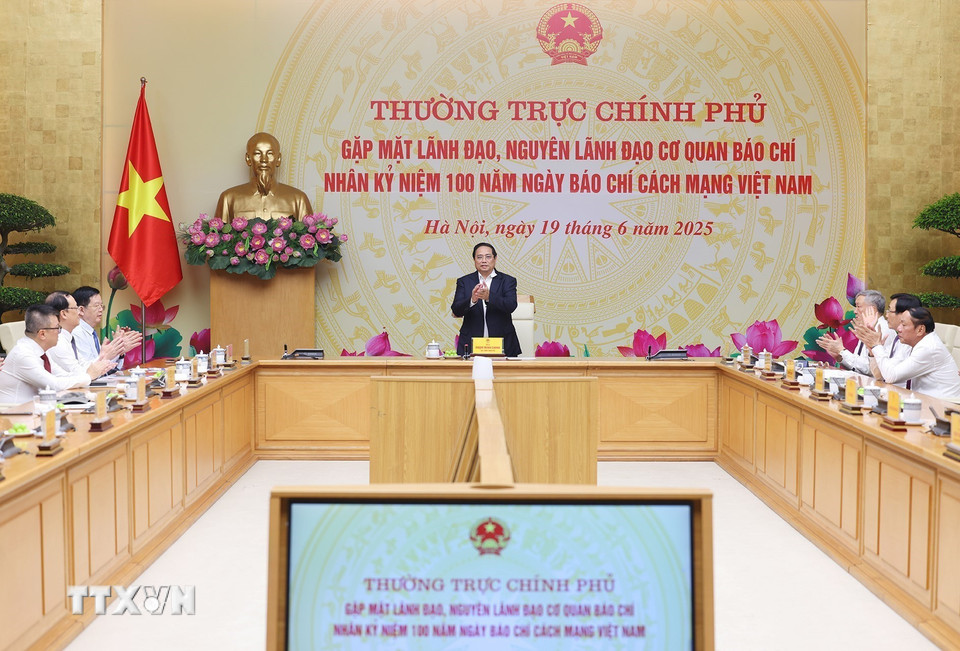 Thủ tướng Phạm Minh Chính chủ trì cuộc gặp của Thường trực Chính phủ với lãnh đạo, nguyên lãnh đạo các cơ quan báo chí. (Ảnh: Dương Giang/TTXVN)