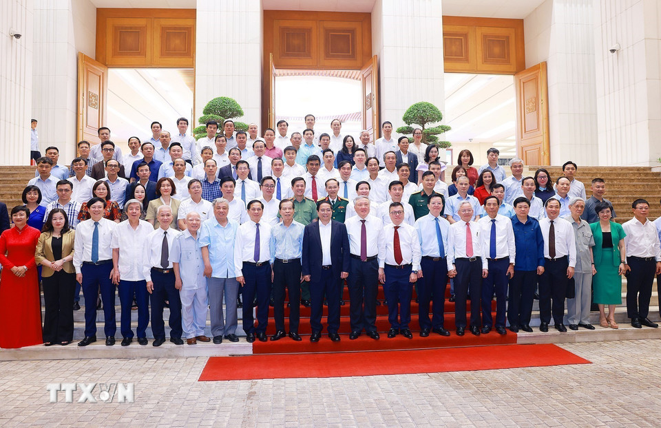 Thủ tướng Phạm Minh Chính với lãnh đạo, nguyên lãnh đạo các cơ quan báo chí. (Ảnh: Dương Giang/TTXVN)