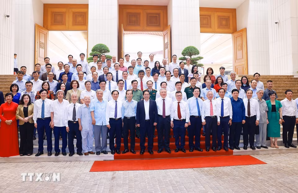 Thủ tướng Phạm Minh Chính với lãnh đạo, nguyên lãnh đạo các cơ quan báo chí. (Ảnh: Dương Giang/TTXVN)