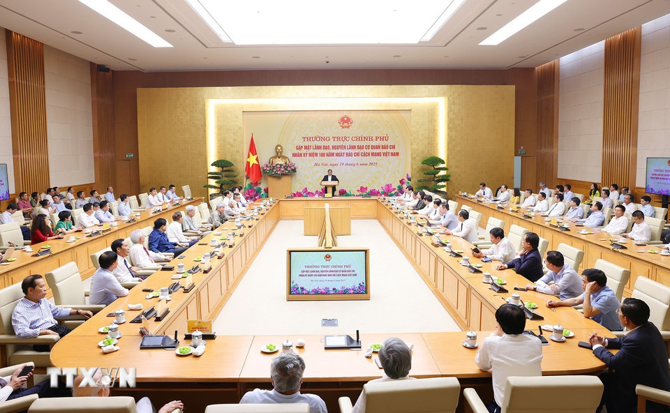 Thủ tướng Phạm Minh Chính chủ trì cuộc gặp của Thường trực Chính phủ với lãnh đạo, nguyên lãnh đạo các cơ quan báo chí. (Ảnh: Dương Giang/TTXVN)