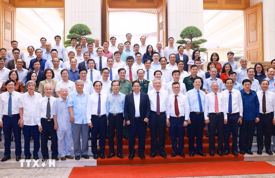 Thủ tướng Phạm Minh Chính với lãnh đạo, nguyên lãnh đạo các cơ quan báo chí. (Ảnh: Dương Giang/TTXVN)