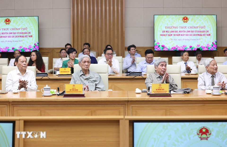 Nguyên lãnh đạo các cơ quan báo chí tham dự buổi gặp. (Ảnh: Dương Giang/TTXVN)