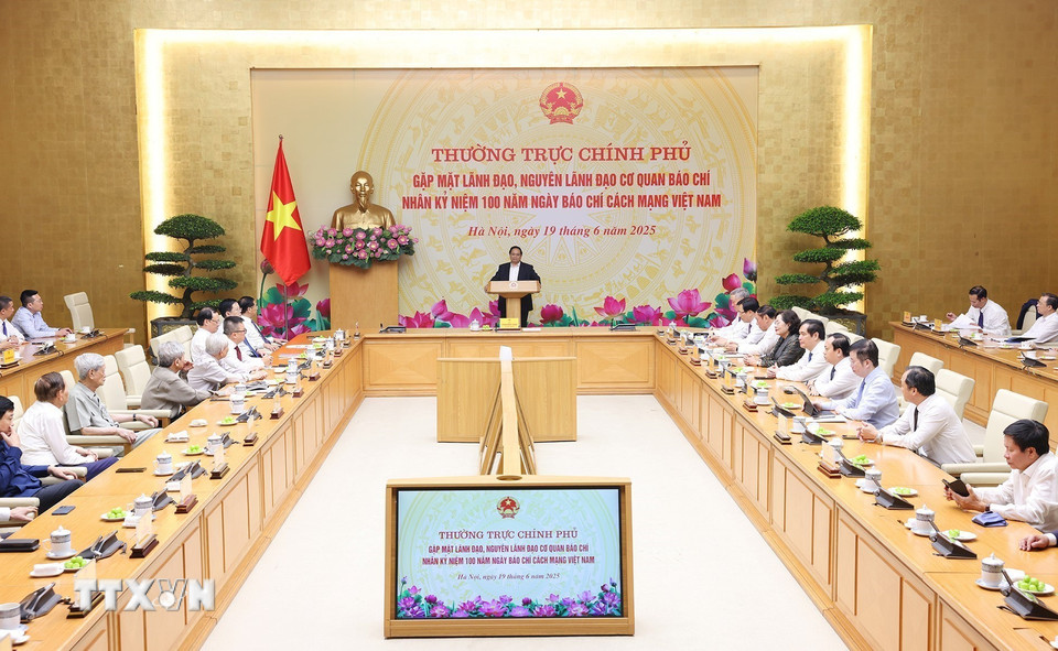 Thủ tướng Phạm Minh Chính chủ trì cuộc gặp của Thường trực Chính phủ với lãnh đạo, nguyên lãnh đạo các cơ quan báo chí. (Ảnh: Dương Giang/TTXVN)