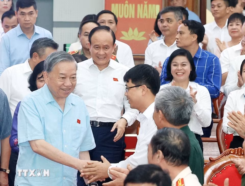 Tổng Bí thư Tô Lâm cùng các thành viên Đoàn đại biểu Quốc hội thành phố Hà Nội, đơn vị bầu cử số 10 tiếp xúc cử tri 9 xã. (Ảnh: Thống Nhất/TTXVN)