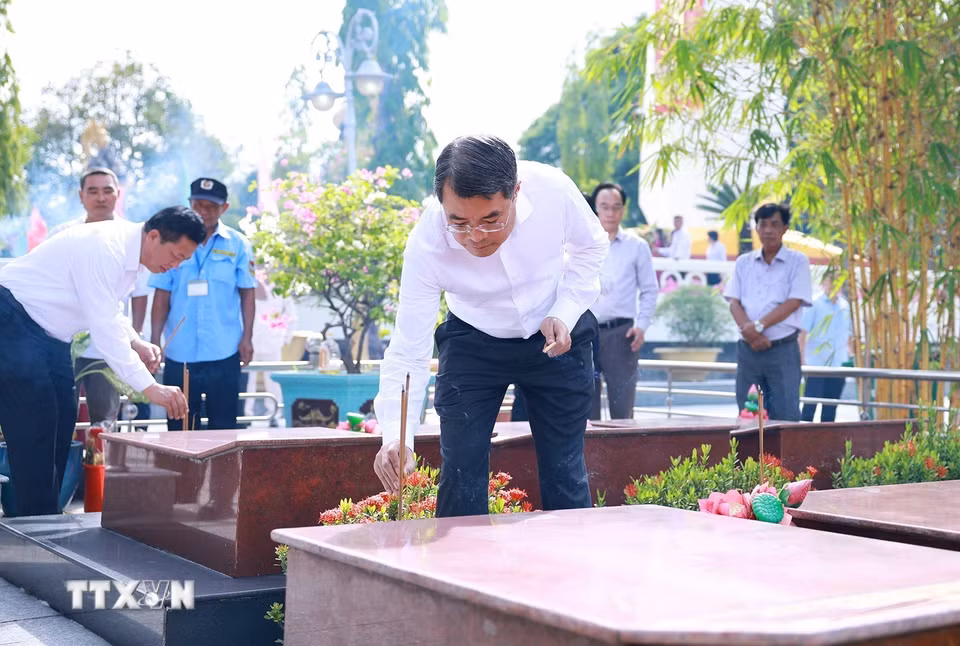 Thủ tướng Lê Minh Hưng thắp hương trên phần mộ các Anh hùng liệt sỹ tại Nghĩa trang liệt sỹ thành phố Cần Thơ. (Ảnh: Dương Giang/TTXVN)