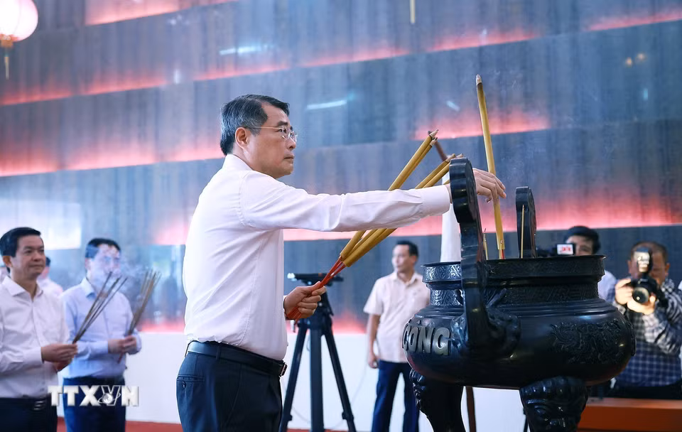Thủ tướng Lê Minh Hưng dâng hương tưởng niệm các Anh hùng liệt sỹ tại Nghĩa trang liệt sỹ thành phố Cần Thơ. (Ảnh: Dương Giang/TTXVN)