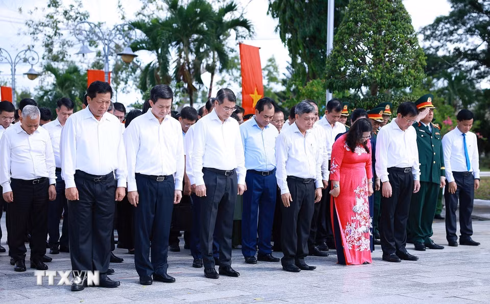 Thủ tướng Lê Minh Hưng cùng đoàn công tác tưởng niệm các Anh hùng liệt sỹ tại Nghĩa trang liệt sỹ thành phố Cần Thơ. (Ảnh: Dương Giang/TTXVN)