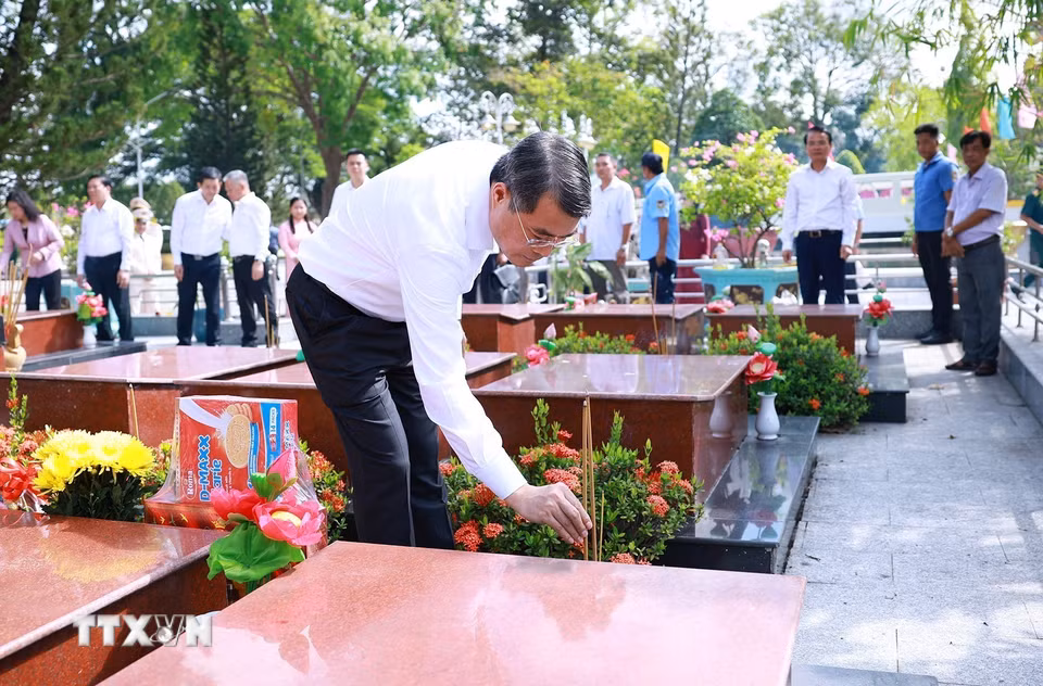 Thủ tướng Lê Minh Hưng thắp hương trên phần mộ các Anh hùng liệt sỹ tại Nghĩa trang liệt sỹ thành phố Cần Thơ. (Ảnh: Dương Giang/TTXVN)