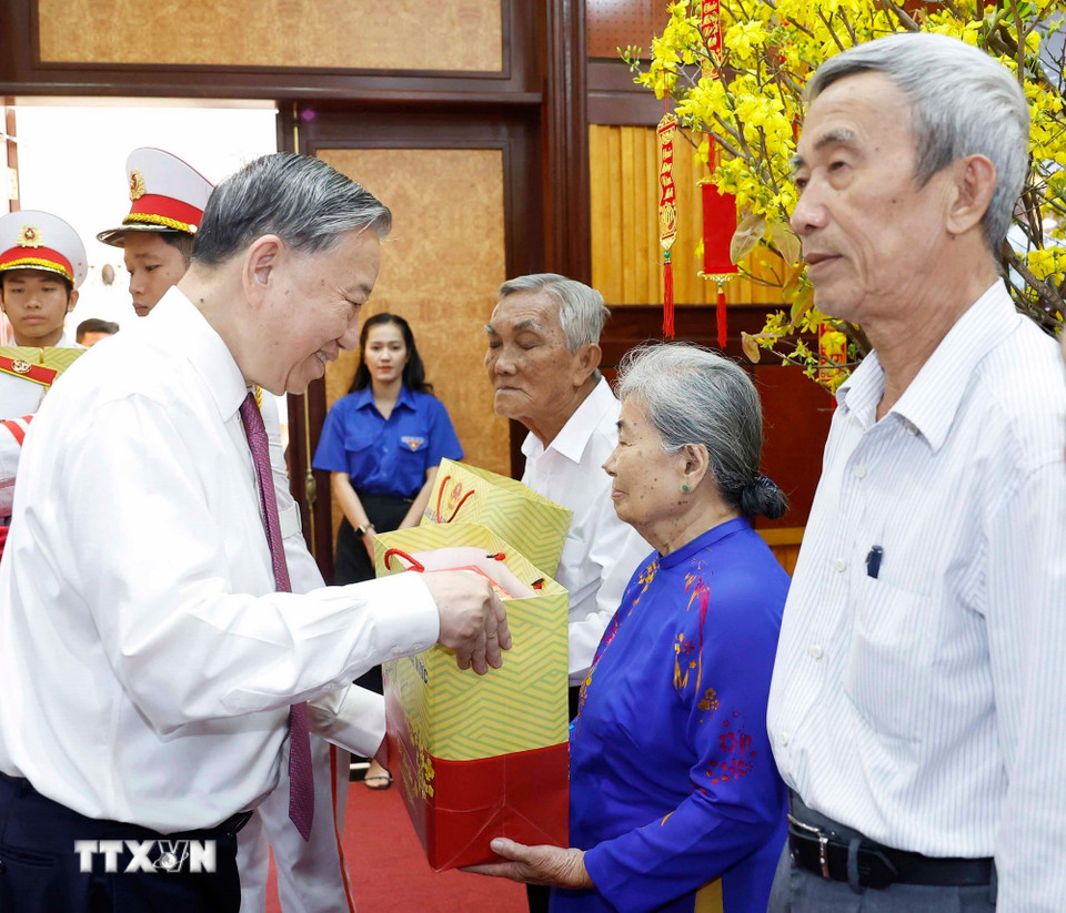 Tổng Bí thư Tô Lâm tặng quà cho gia đình chính sách và người có công tiêu biểu. Ảnh: Thống Nhất – TTXVN