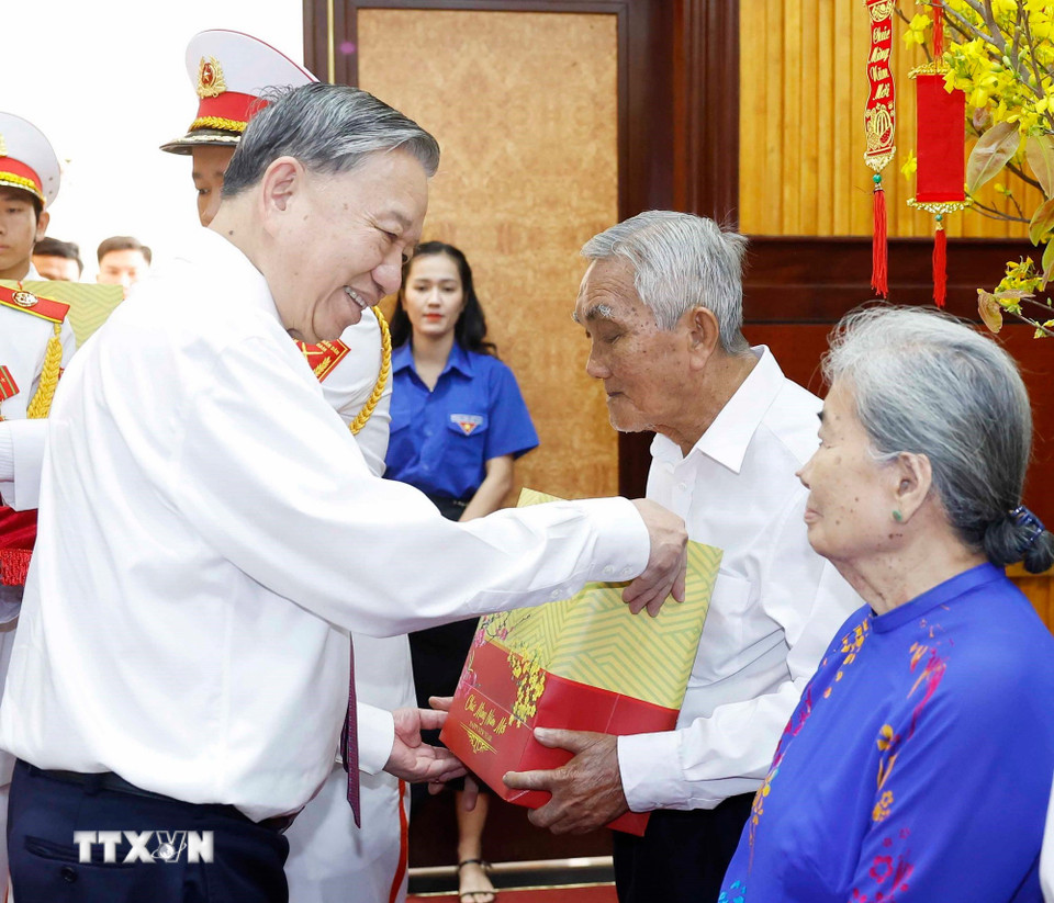 Tổng Bí thư Tô Lâm tặng quà cho gia đình chính sách và người có công tiêu biểu. Ảnh: Thống Nhất – TTXVN