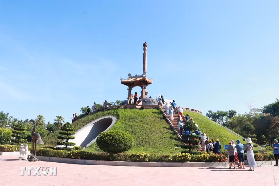 Người dân và du khách viếng tại Thành cổ Quảng Trị. (Ảnh: Tường Vi/TTXVN)