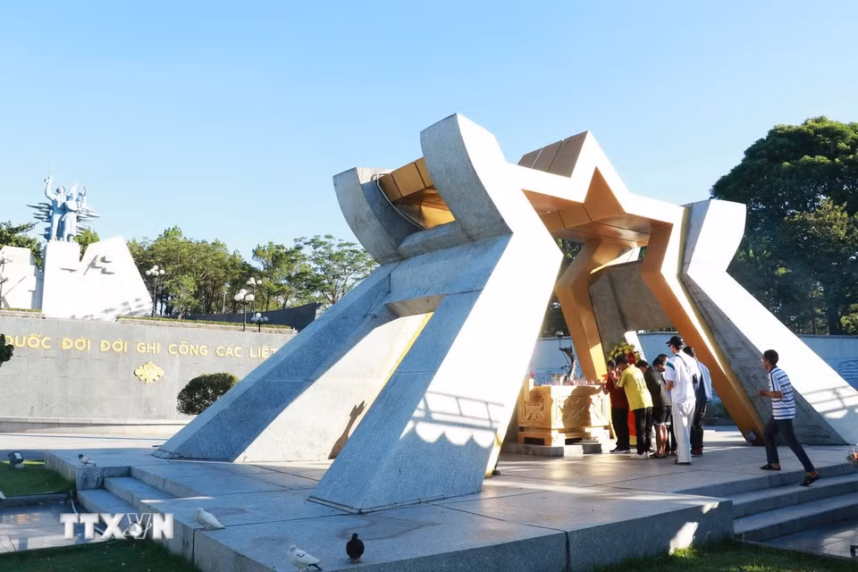 Người dân và du khách đến viếng tại Nghĩa trang Liệt sỹ Quốc gia Đường 9. (Ảnh: Tường Vi/TTXVN)