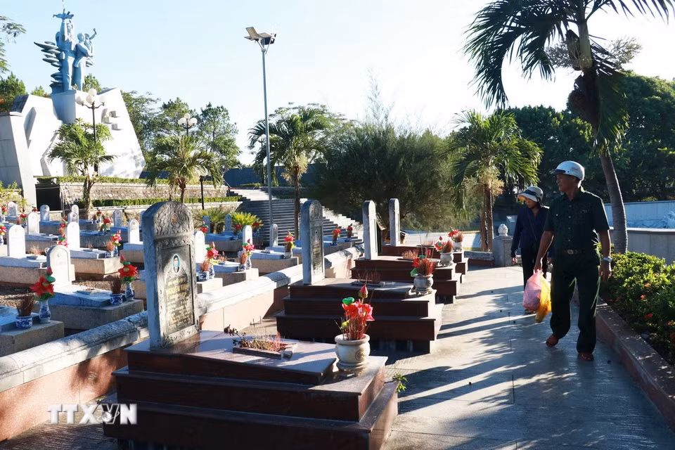 Các cựu chiến binh trở lại thăm chiến trường xưa, thăm đồng đội đã mãi mãi nằm lại trên vùng "đất lửa" Quảng Trị. (Ảnh: Tường Vi/TTXVN)