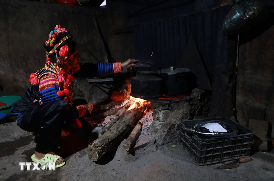 រឿងដំបូងដែលជនជាតិ Ha Nhi ធ្វើនៅពេលពួកគេក្រោកពីដំណេកគឺ ដុតភ្លើង ដាំទឹក និងរៀបចំសាច់ជ្រូក។ (រូបថត៖ Quy Trung/VNA)