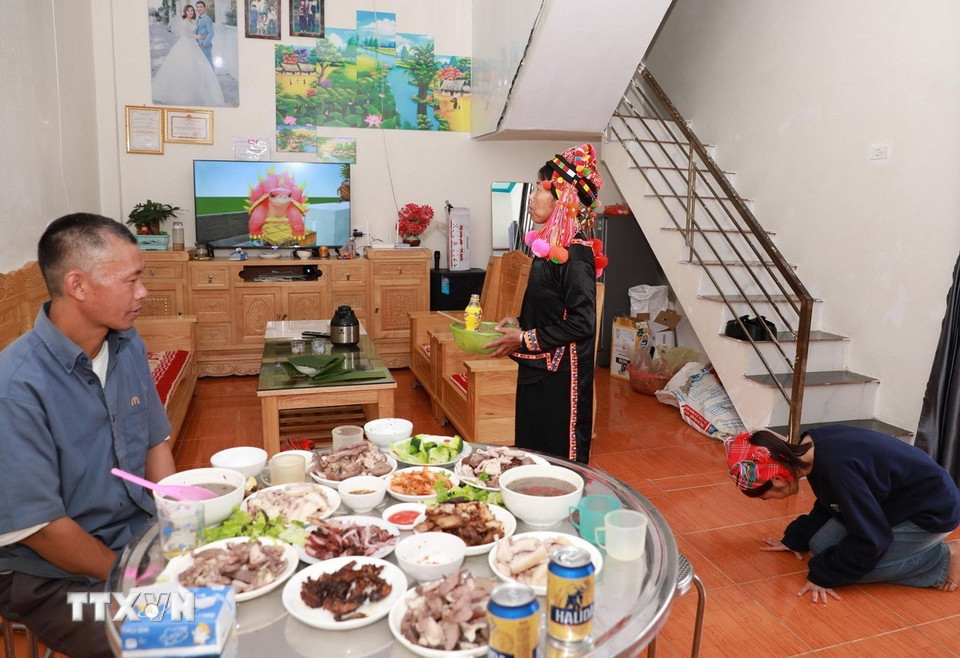 បុណ្យចូលឆ្នាំថ្មីប្រពៃណីរបស់ប្រជាជន Ha Nhi ក៏ជាឱកាសដែលកូនៗចៅៗបានទៅសួរសុខទុក្ខ និងជូនពរលោកតា ពុកម៉ែ ជួបតែសេចក្តីសុខក្នុងឆ្នាំថ្មី។ (រូបថត៖ Quy Trung/VNA)