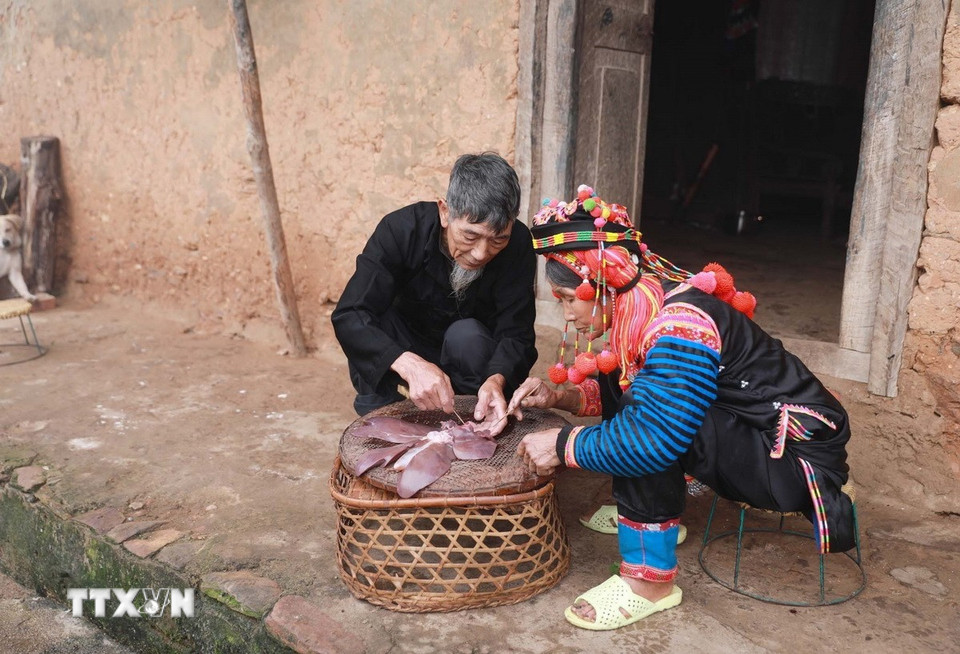 ទំនៀមទំលាប់នៃការមើលថ្លើមជ្រូកនៅដើមឆ្នាំ គឺជាគោលគំនិតមួយក្នុងចំនោមគោលគំនិតដ៏យូរលង់មួយដែលបានឆ្លងកាត់ជាច្រើនជំនាន់របស់ប្រជាជន Ha Nhi ហើយនេះក៏ជារឿងសំខាន់បំផុតសម្រាប់គ្រប់គ្រួសារនៅថ្ងៃដំបូងនៃឆ្នាំថ្មី។ (រូបថត៖ Quy Trung/VNA)