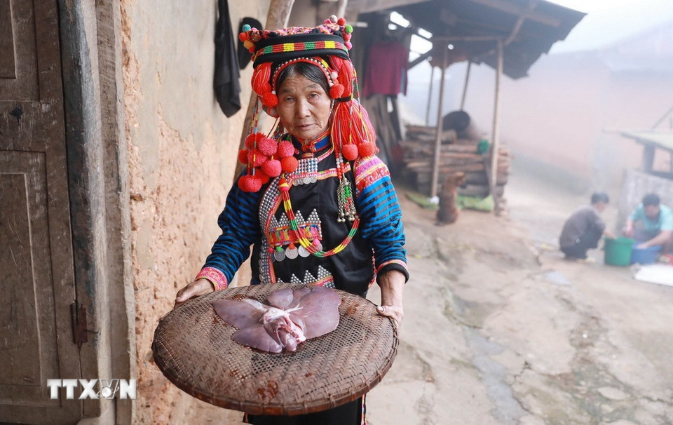 ក្រោយពីកាប់ជ្រូករួច ម្ចាស់ផ្ទះបានយកថ្លើមខាងក្នុងទៅព្យាបាលមុននឹងមើល ។ (រូបថត៖ Quy Trung/VNA)