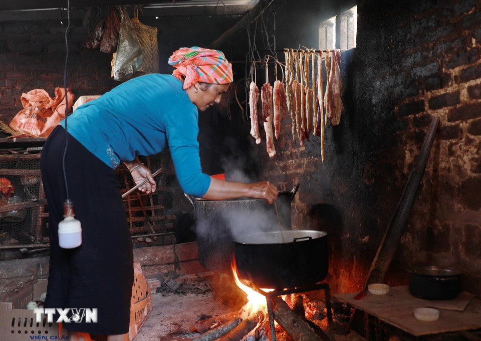 ក្នុងអំឡុងពេលបុណ្យតេត ក្រៅពីអាហារកែច្នៃ ស្ទើរតែគ្រប់គ្រួសារមានសាច់ព្យួរក្នុងផ្ទះបាយ ដែលជារបៀបរៀបចំសាច់ប្រពៃណីរបស់ជនជាតិ Ha Nhi។ (រូបថត៖ Quy Trung/VNA)