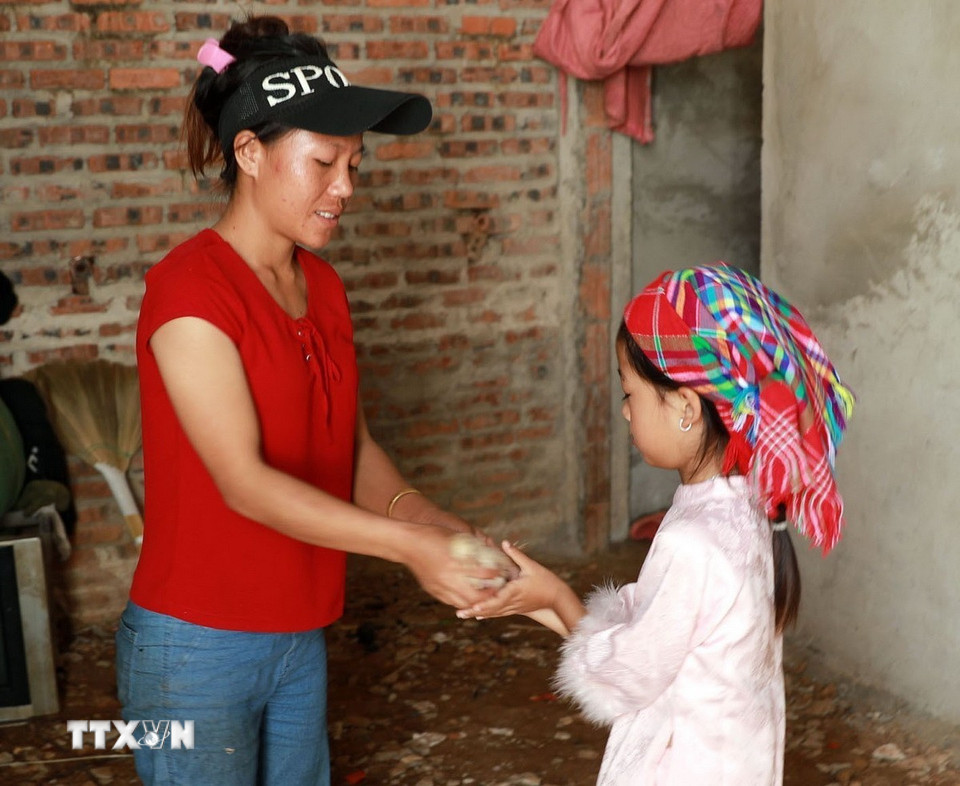 គូស្វាមីភរិយាថ្មីថ្មោង ឬក្នុងករណីពិសេស នឹងទទួលបានកូនមាន់ជាអំណោយពីញាតិមិត្ត ដើម្បីទុកជាទុនដោយក្តីសង្ឃឹមនៃឆ្នាំថ្មី។ (រូបថត៖ Quy Trung/VNA)