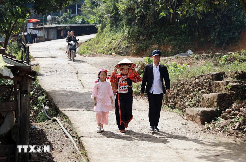 ជាពិសេសក្នុងឱកាសបុណ្យចូលឆ្នាំថ្មីប្រពៃណីរបស់ជនជាតិ Ha Nhi គូស្វាមីភរិយាថ្មីថ្មោងត្រូវនាំយកគ្រឿងសក្ការៈទៅផ្ទះញាតិមិត្តក្នុងថ្ងៃដំបូងនៃឆ្នាំថ្មីដើម្បីធ្វើពិធីសែនព្រេនដើម្បីបញ្ចៀសវិញ្ញាណអាក្រក់ និងបួងសួងសុំសេចក្តីសុខ។ (រូបថត៖ Quy Trung/VNA)