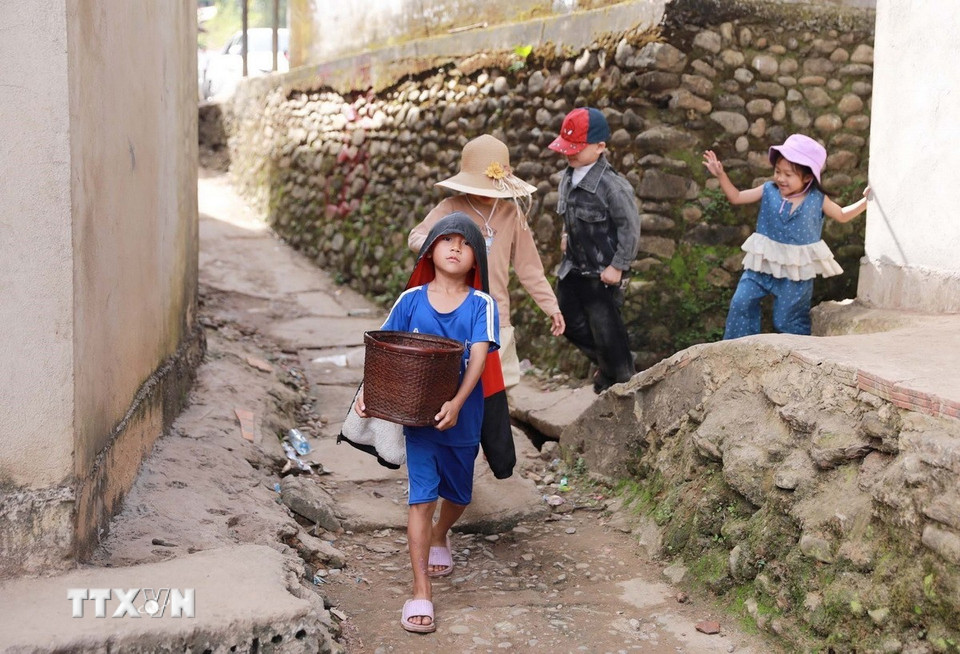 ពេលថ្ងៃត្រង់ និងពេលរសៀលកាន់តែខិតជិតមក បរិយាកាសភូមិកាន់តែមានភាពអ៊ូអរ នៅពេលដែលកូនៗចៅៗនាំគ្នាទៅសួរសុខទុក្ខឆ្នាំថ្មីដល់ជីដូនជីតា និងញាតិមិត្ត។ (រូបថត៖ Quy Trung/VNA)