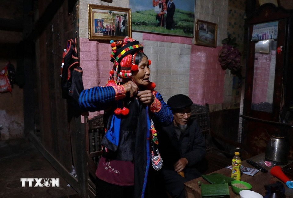 មនុស្សចាស់តែងតែក្រោកពីព្រលឹម ដើម្បីរៀបចំការងារ និងស្លៀកពាក់សម្រាប់ឆ្នាំថ្មី។ (រូបថត៖ Quy Trung/VNA)