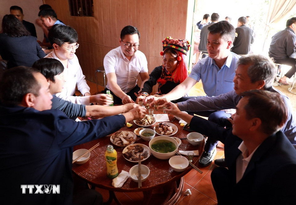 ប្រជាជន Ha Nhi ក៏រៀបចំពិធីបុណ្យ Tet នៅថ្ងៃដំបូងនៃឆ្នាំ ដើម្បីអញ្ជើញភ្ញៀវដោយជូនពរដល់សុខភាព សន្តិភាព និងសំណាងល្អក្នុងអាជីវកម្ម។ (រូបថត៖ Quy Trung/VNA)