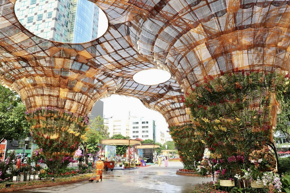 Giữa đường hoa còn có phần đại cảnh "Giọt xuân từ đất" được trang trí bằng nhiều giống hoa lan quý. (Ảnh: Hồng Giang/TTXVN)