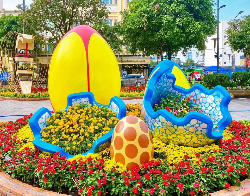 Mô hình trứng rắn thể hiện cho những điều mới mẻ trong năm mới. (Ảnh: Hồng Giang/TTXVN)