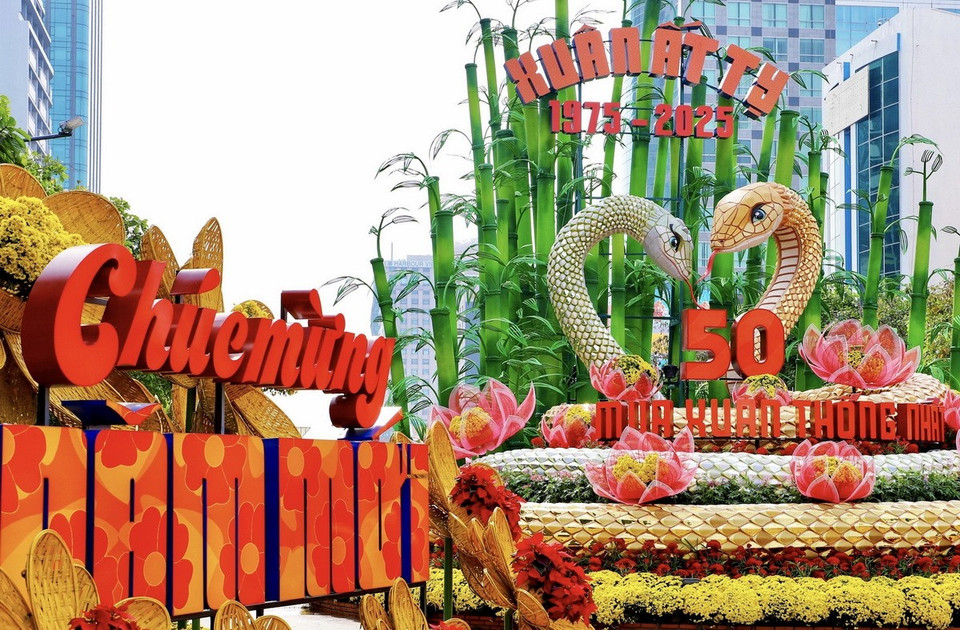 Đường hoa Nguyễn Huệ Tết Ất Tỵ 2025 với chủ đề “Non sông gấm hoa, vui xuân thái hòa” tại Thành phố Hồ Chí Minh đã sẵn sàng đón khách. Đường hoa sẽ phục vụ nhu cầu du Xuân, thưởng ngoạn của người dân thành phố và du khách từ 19 giờ ngày 27/1 đến 21 giờ ngày 2/2 (mùng 5 Tết). (Ảnh: Hồng Giang/TTXVN)