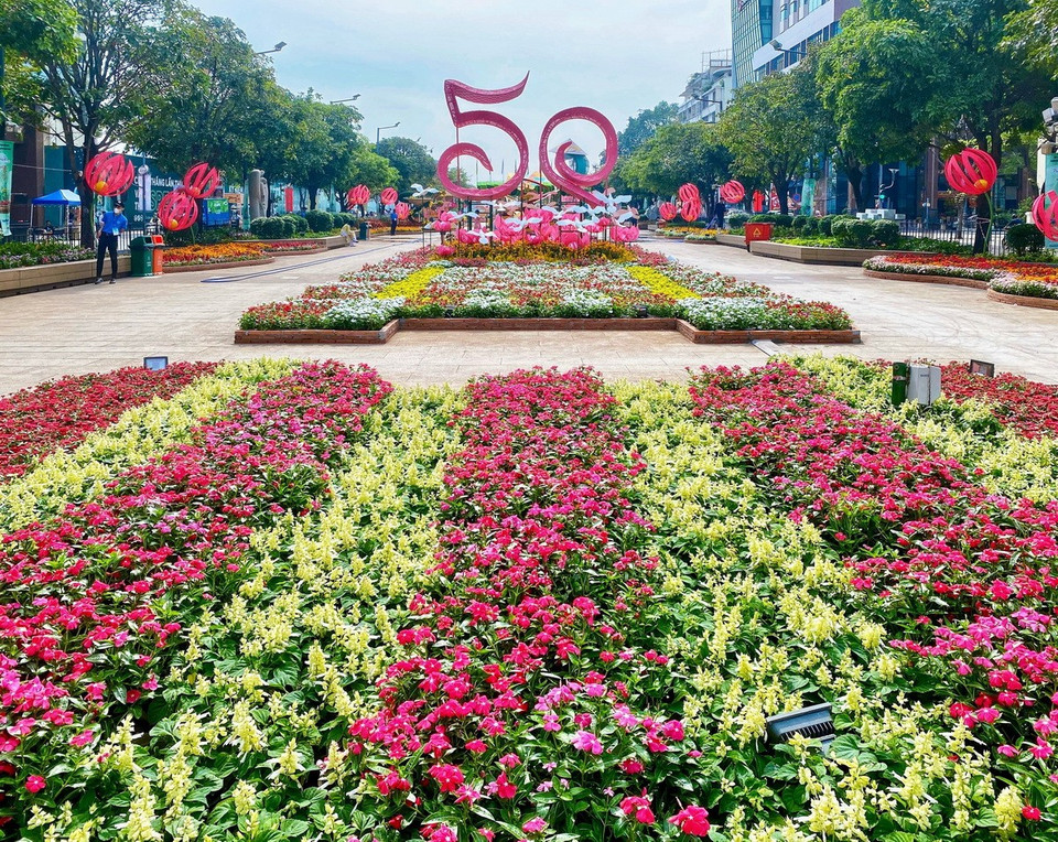 Tiểu cảnh chào mừng kỷ niệm 50 năm đất nước giành được độc lập. (Ảnh: Hồng Giang/TTXVN)