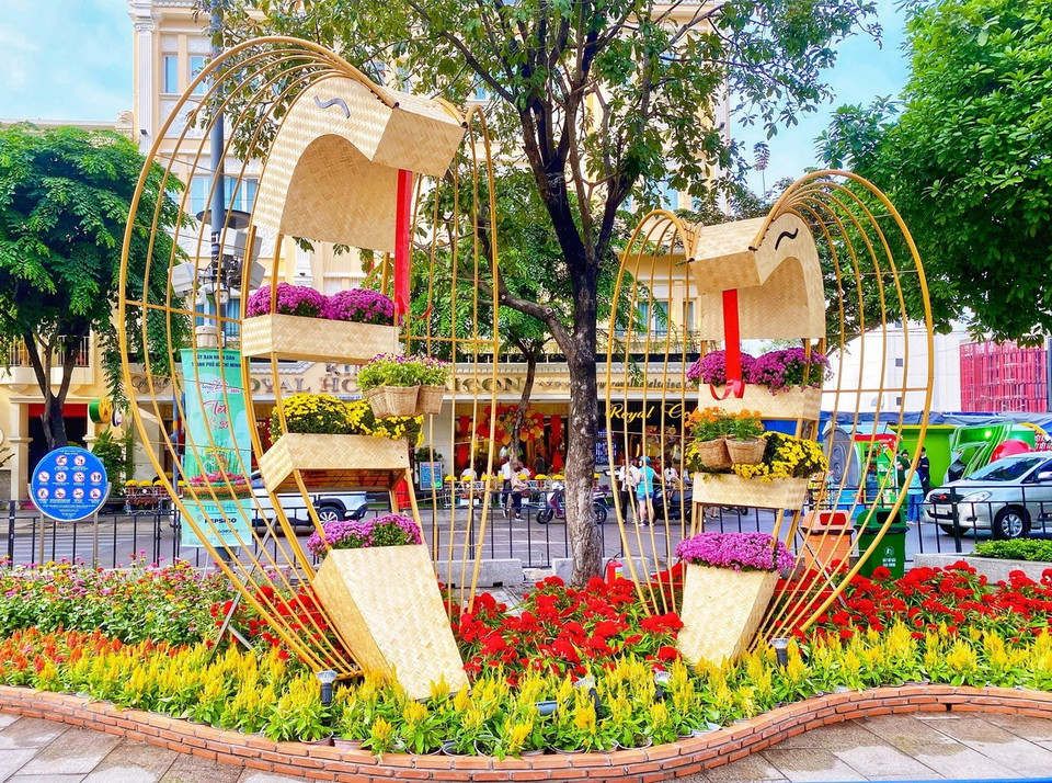 Một tiểu cảnh hoa trang trí linh vật rắn. (Ảnh: Hồng Giang/TTXVN)