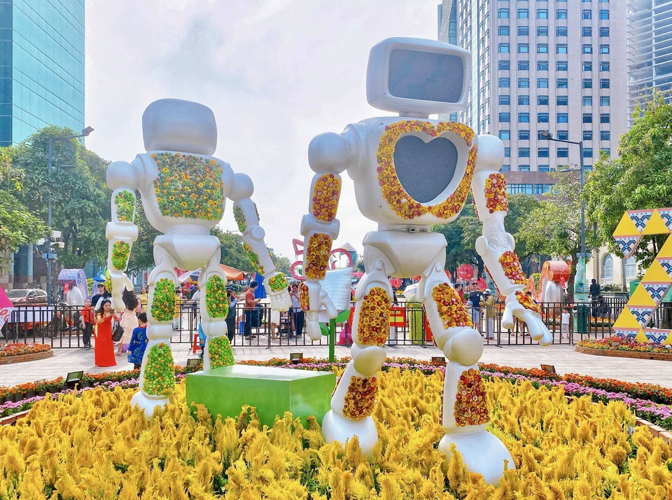 Với xu thế phát triển AI, Đường hoa Nguyễn Huệ năm nay có trưng bày hai mô hình robot độc đáo có khả năng tương tác với khách tham quan. (Ảnh: Hồng Giang/TTXVN)