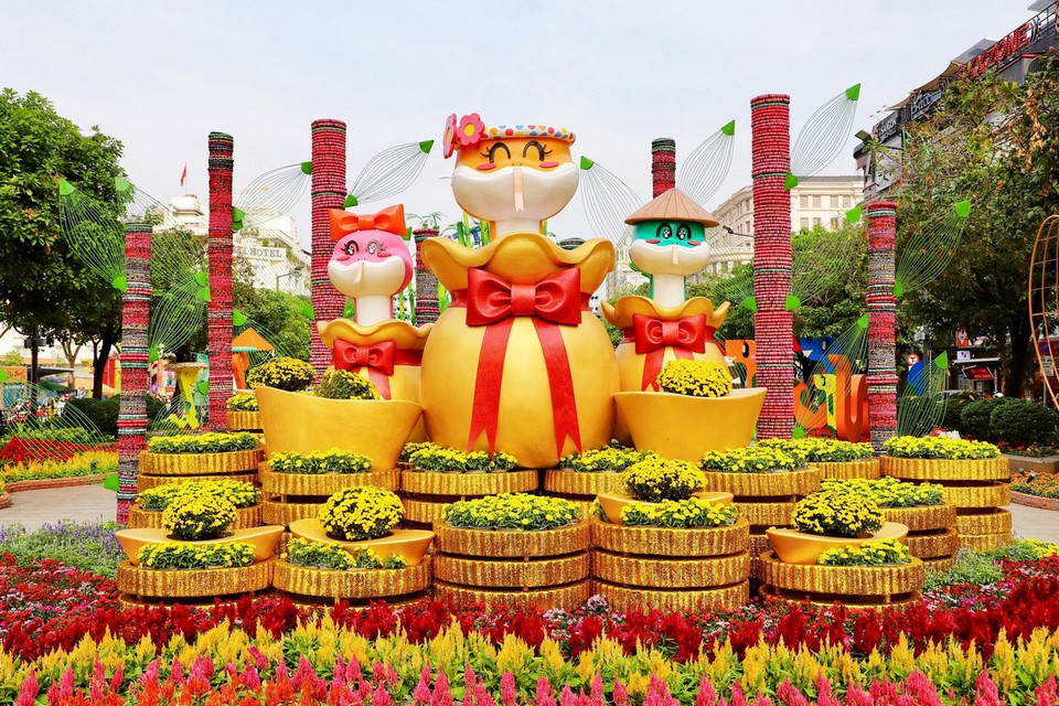 Mô hình rắn dễ thương cùng những lượng vàng thể hiện cho một năm mới phúc lộc, sung túc. (Ảnh: Hồng Giang/TTXVN)