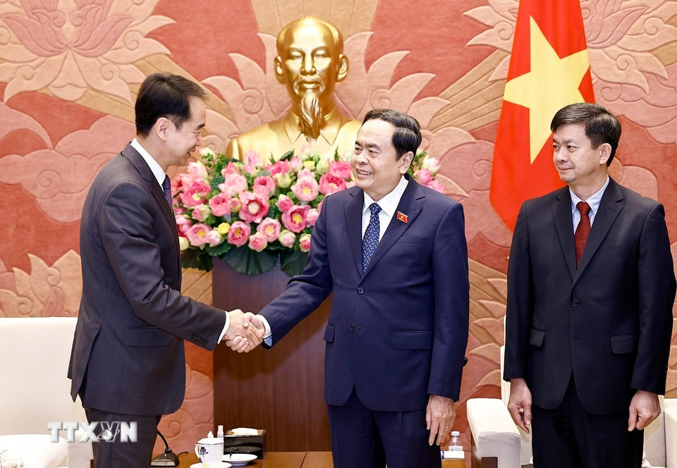 Chủ tịch Quốc hội Trần Thanh Mẫn và Đại sứ Trung Quốc tại Việt Nam Hà Vĩ. (Ảnh: Doãn Tấn/TTXVN)