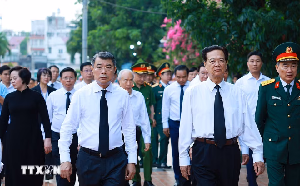 Thủ tướng Chính phủ Lê Minh Hưng đến dâng hoa, dâng hương tại Tượng đài Cố Tổng Bí thư Trần Phú và Bia tưởng niệm các Anh hùng liệt sỹ tại Công viên Lê Thị Riêng. (Ảnh: Dương Giang/TTXVN)
